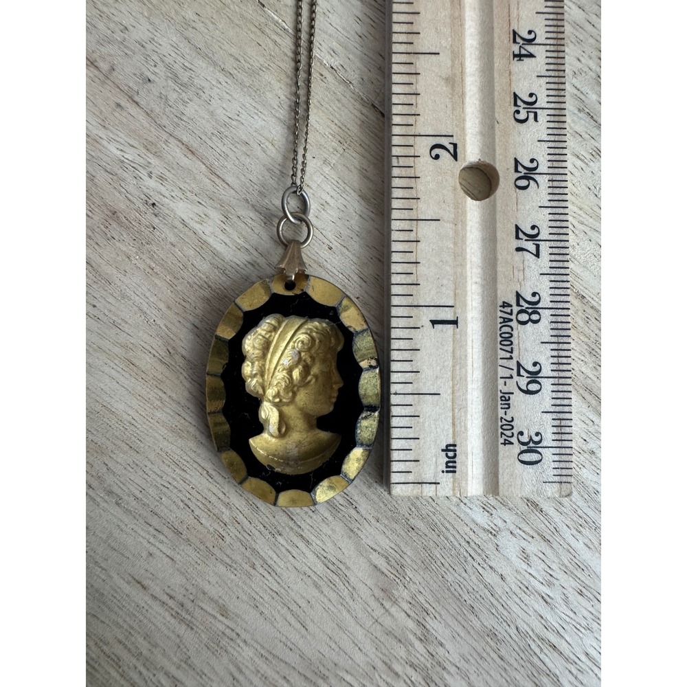 Vintage‎ Gold Tone Cameo Pendant Necklace Black Oval Neoclassical Portrait 18 In